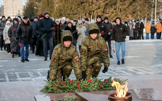 Церемония возложения цветов к Вечному Огню в память об освобождении Ленинграда