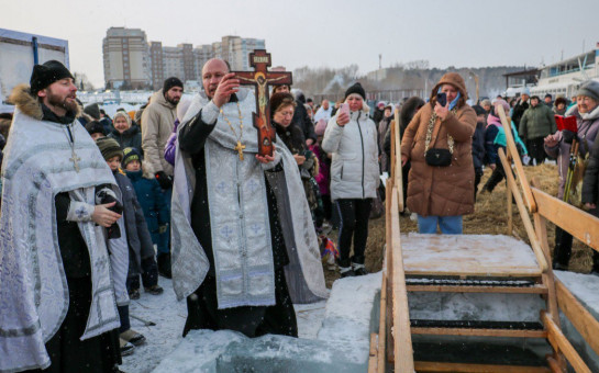 Почти 1000 бердчан и гостей города окунулись в купель в Бердском заливе на Крещение