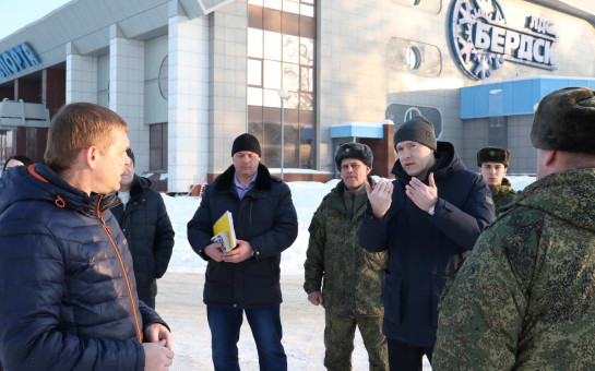 Глава Бердска проверил готовность ЛДС к хоккейному турниру памяти героя СВО